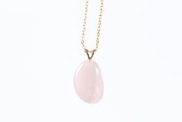 A PINK QUARTZ PENDANT AND GILT CHAIN.