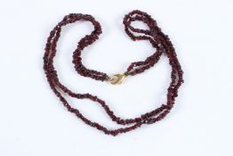 A SMALL GARNET NECKLACE.