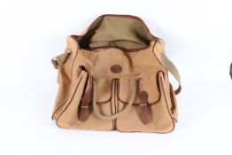 A LARGE RALPH LAUREN DUFFLE BAG.