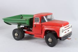 A GOOD TINPLATE RED AND GREEN TIPPER TRUCK. 50cms long