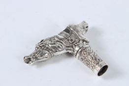A SILVER PLATED HUNT, DOG AND HORSE CANE HANDLE.