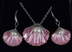 A SET OF SHELL AND PEARL PENDANT AND EARRINGS.