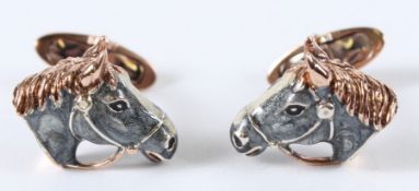 A PAIR OF STERLING SILVER HORSE'S HEAD CUFFLINKS.