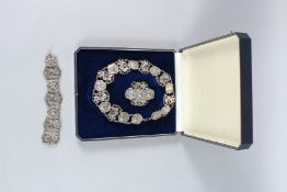 AN ART NOUVEAU METAL NECKLACE, BROOCH AND BRACELET in a fitted case.