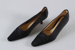 A PAIR OF UNUTZER BLACK SATIN SHOES. Size 39.5, with dust bag.