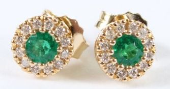 A PAIR OF 18CT YELLOW GOLD, EMERALD AND DIAMOND CLUSTER EAR STUDS.
