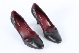 PRADA BLACK LEATHER SHOES. Size 39.