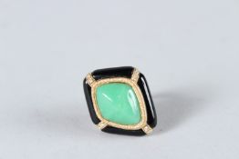 A 14CT GOLD, JADE AND BLACK ONYX RING