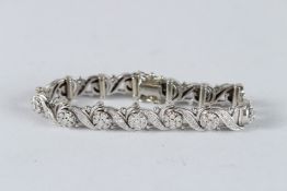A SUPERB 18CT WHITE GOLD AND DIAMOND FLOWERHEAD BRACELET