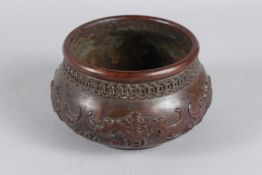 A GOOD CHINESE BRONZE BAT CENSER. 12cm