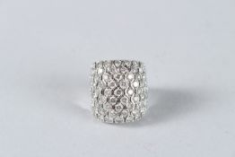 A GOOD 14CT WHITE GOLD AND DIAMOND RING