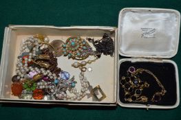 Box of costume jewellery.