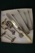 A group of small silver items to include a pair of silver knife rests.