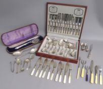 Oneida Community plate cutlery set in a Viners case, cased silver plate fish set with fish pattern