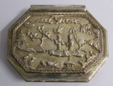London 1979 silver snuff box with WCS makers mark decorated with Oriental scene to lid and sides and