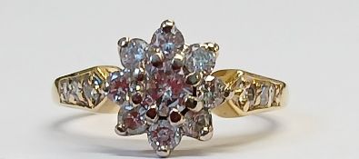 18ct gold and diamond daisy ring with diamond set shoulders, 3.6g