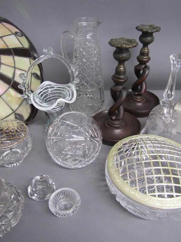 Glassware includes Tiffany style ceiling light, Murano style basket, posy bowls, also Avon - Image 3 of 7