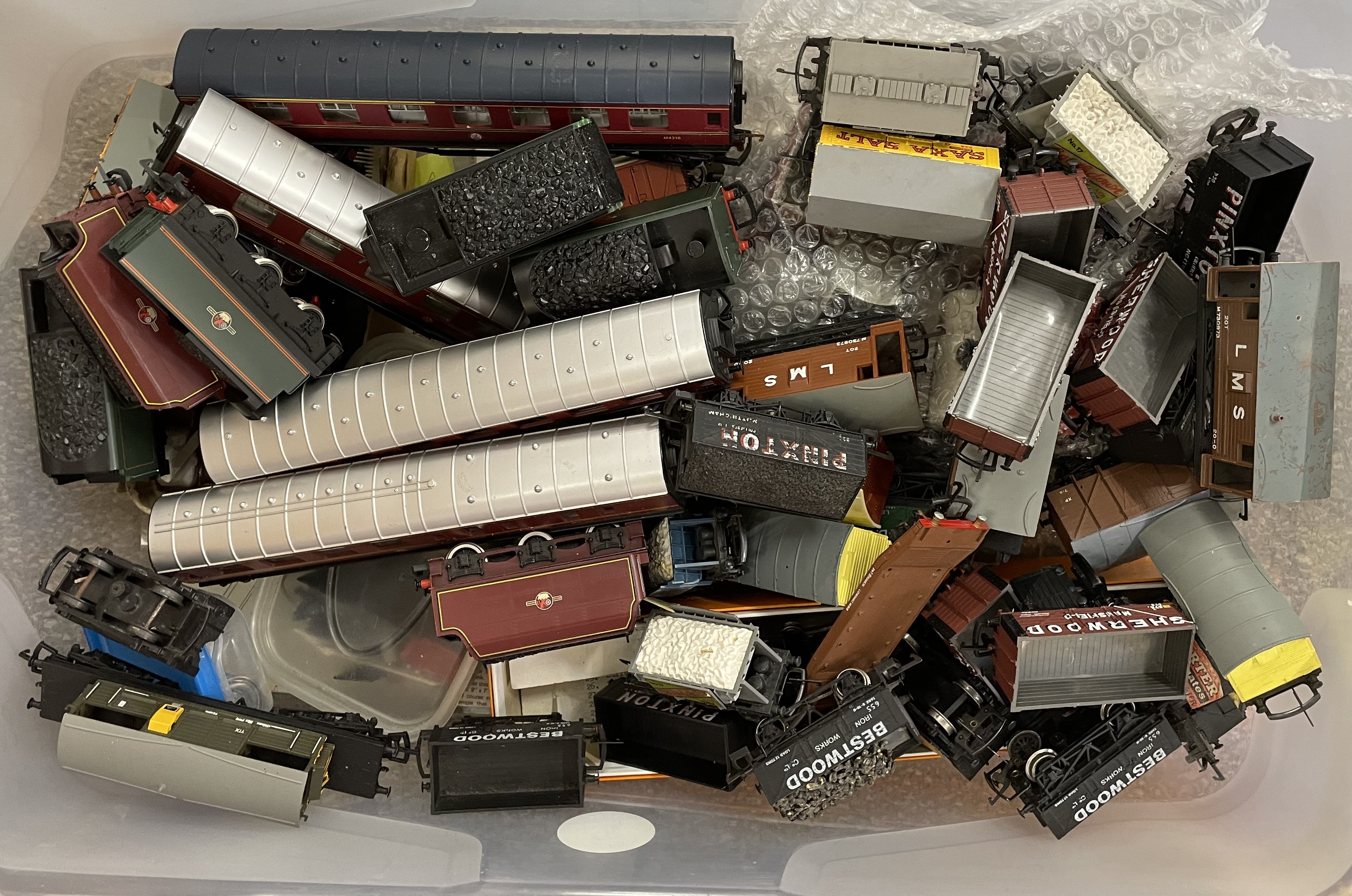 Large number of model locomotives & a box of model rolling stock plus two boxes of empty boxes for - Image 3 of 4