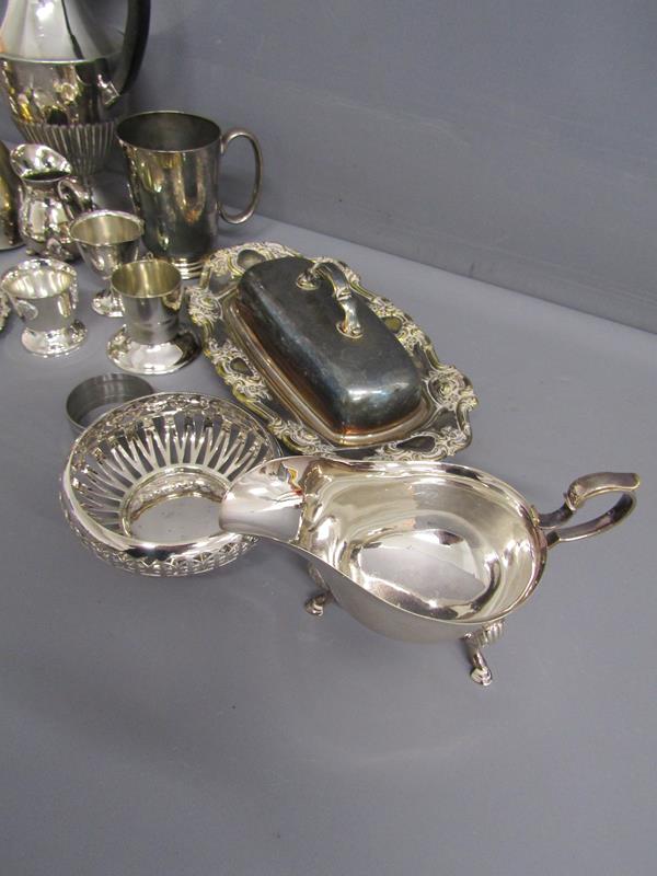 Silver plate includes egg cup and cover, toast rack, Viners cream jug, butter dish and cover, - Image 5 of 5