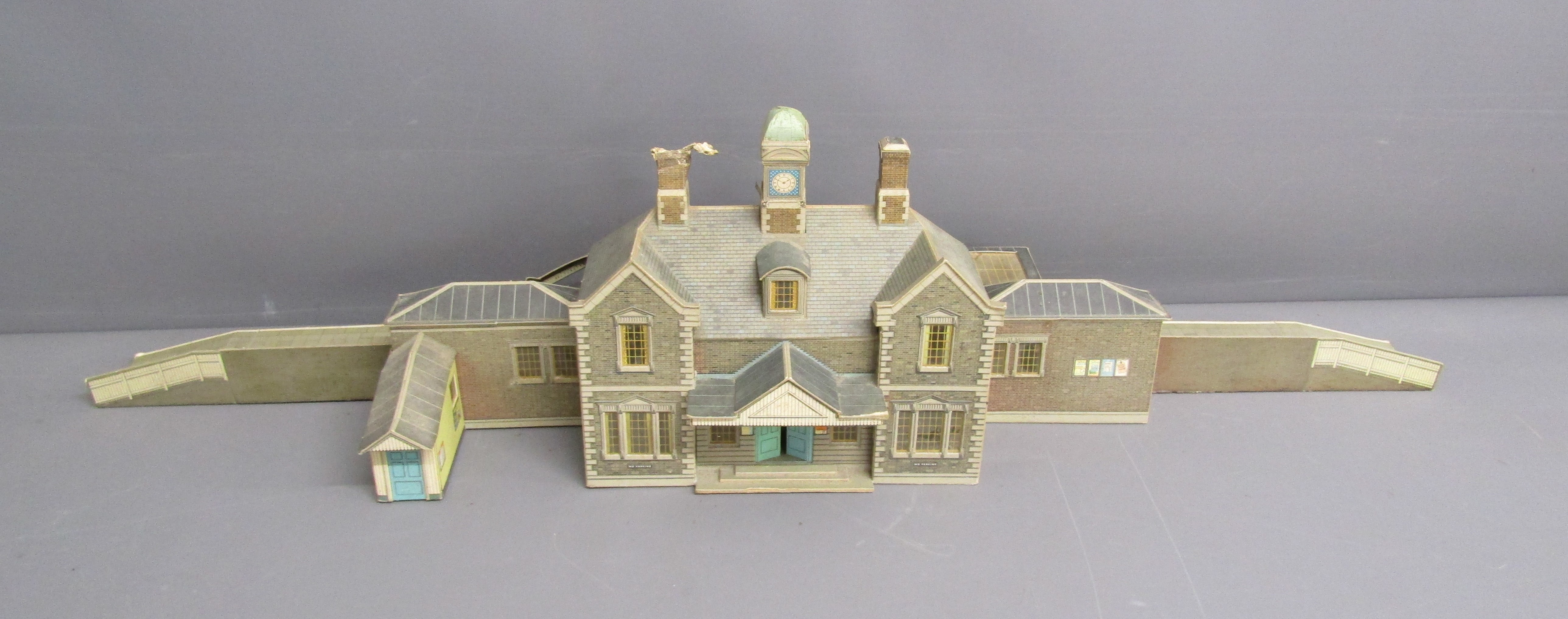 Hornby B.R. Express Freight electric train set - card station and Peco streamline track - Image 8 of 8