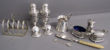 Silver table ware includes - Nathan & Hayes Birmingham 1892 pair of pepperettes with blue glass