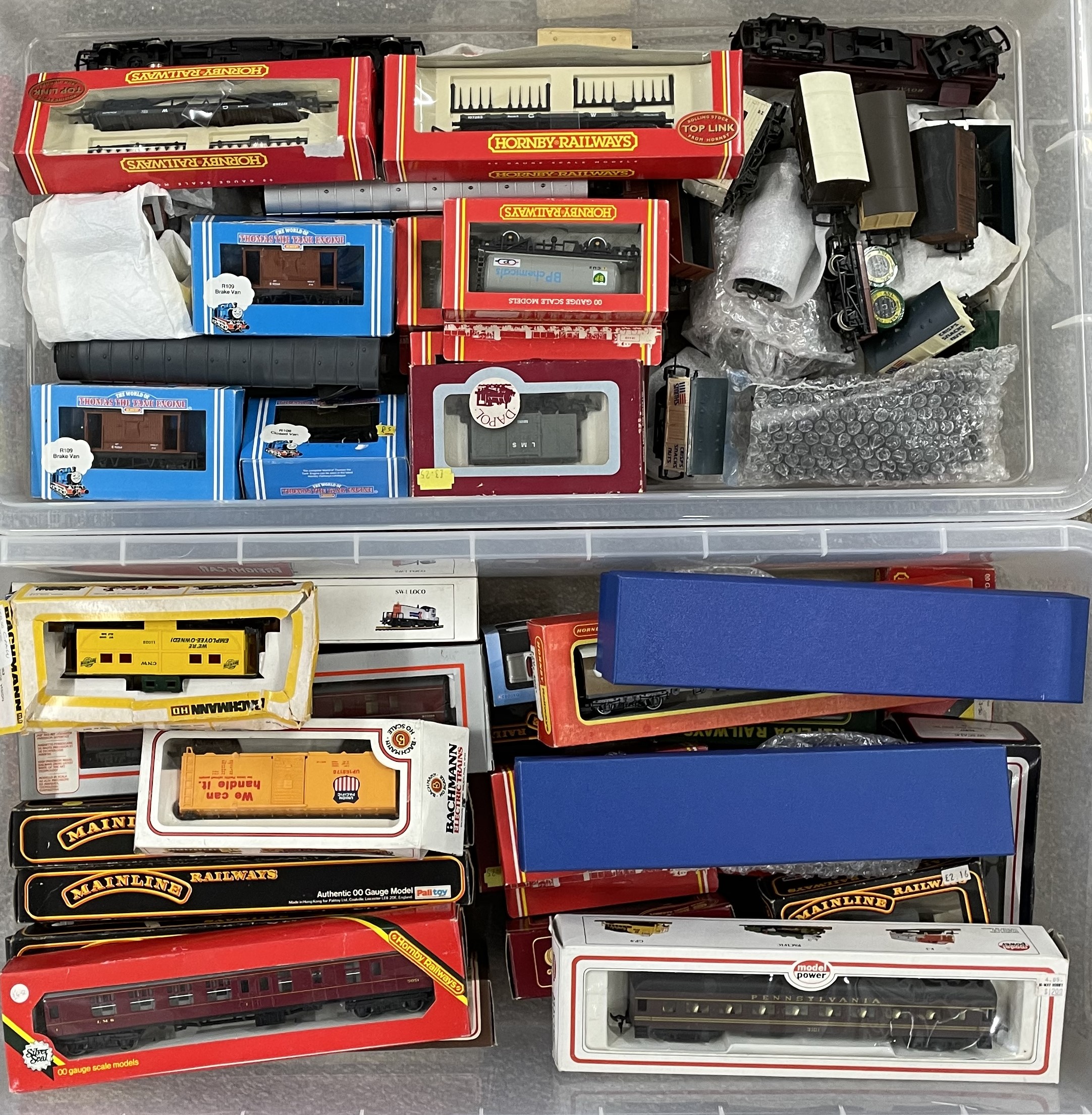 Large quantity of model railway rolling stock boxed & unboxed (2 boxes)