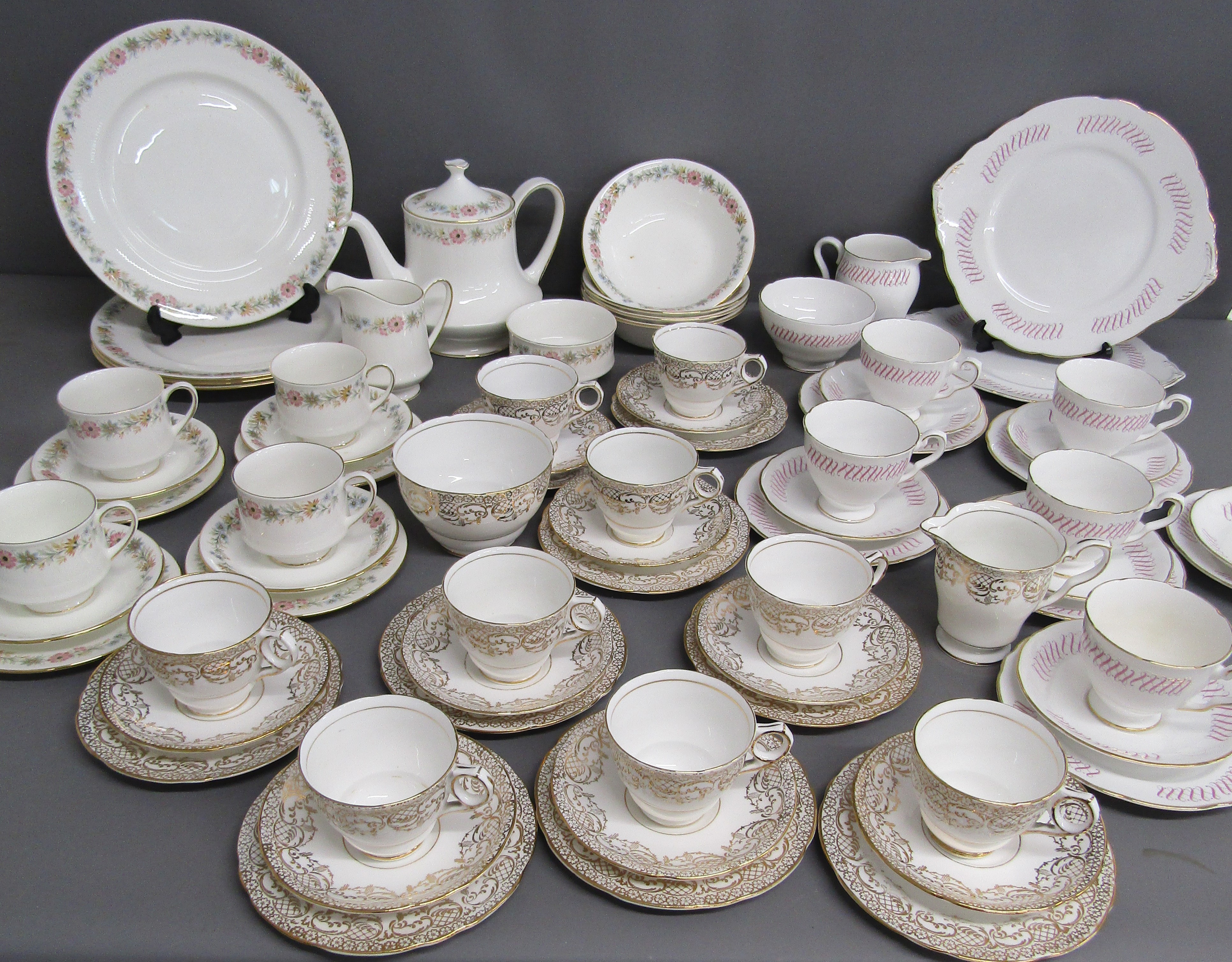 Tea sets includes - Royal Albert Belinda tea set with 4 bowls and 4 dinner plates - Royal