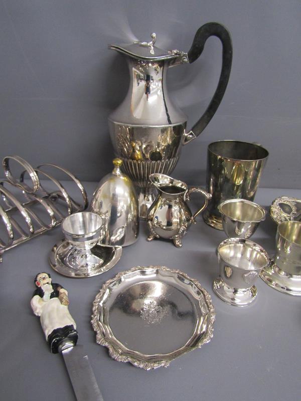 Silver plate includes egg cup and cover, toast rack, Viners cream jug, butter dish and cover, - Image 3 of 5