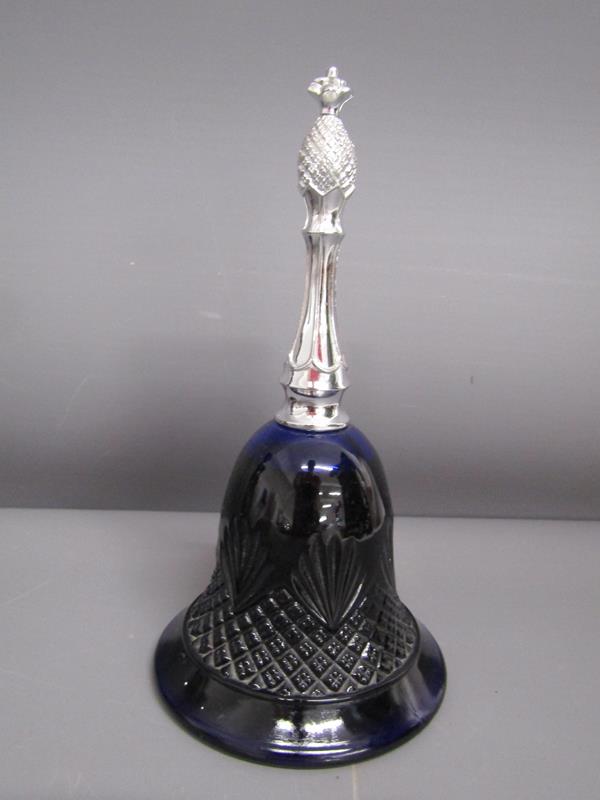 Glassware includes Tiffany style ceiling light, Murano style basket, posy bowls, also Avon - Image 6 of 7