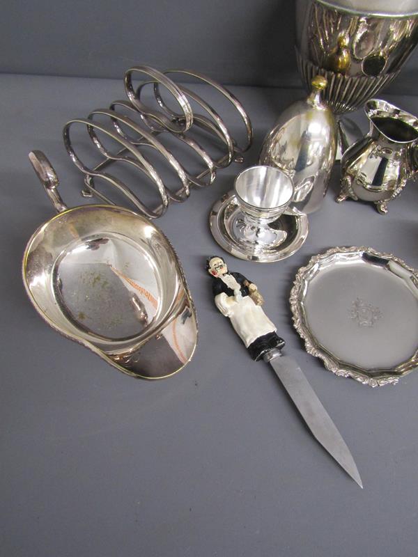 Silver plate includes egg cup and cover, toast rack, Viners cream jug, butter dish and cover, - Image 2 of 5