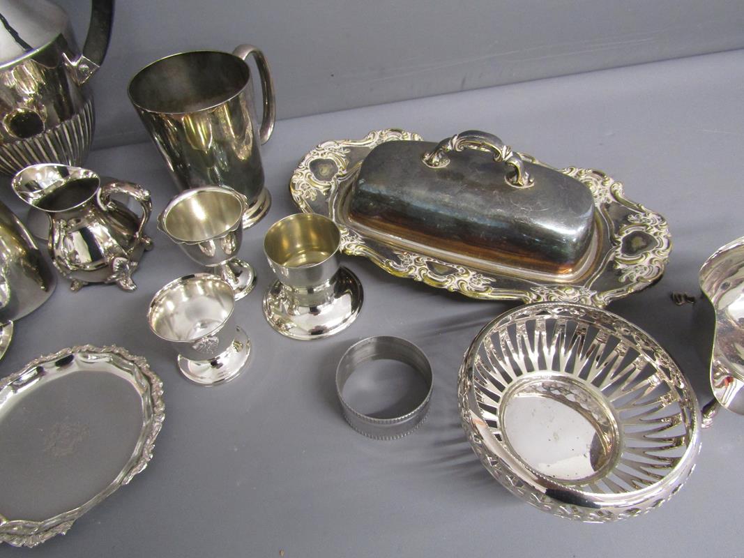 Silver plate includes egg cup and cover, toast rack, Viners cream jug, butter dish and cover, - Image 4 of 5