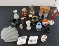 Mixed selection of ornaments, including Wedgwood lidded pin dishes