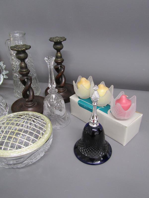 Glassware includes Tiffany style ceiling light, Murano style basket, posy bowls, also Avon - Image 4 of 7