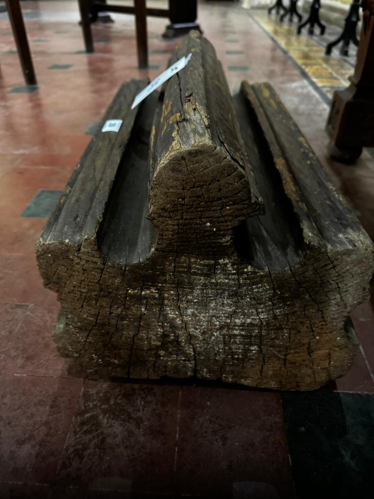 A plain carved section of oak likely from a roof truss/support, possibly 16th century or later, - Image 4 of 7