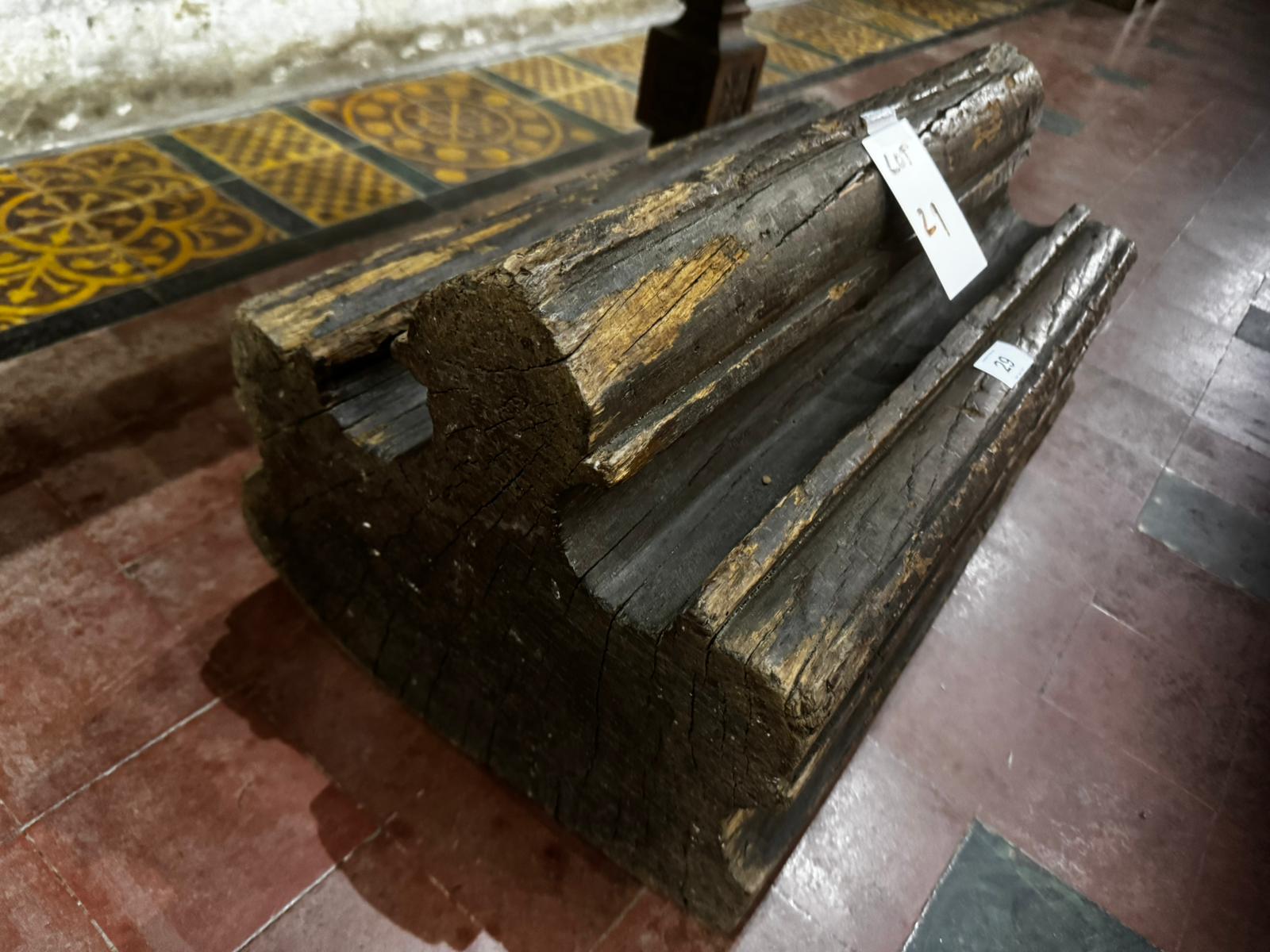 A plain carved section of oak likely from a roof truss/support, possibly 16th century or later, - Image 2 of 7