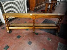 To match Lot 6. An early 20th century long oak prie-dieu or communion rail raised over baluster