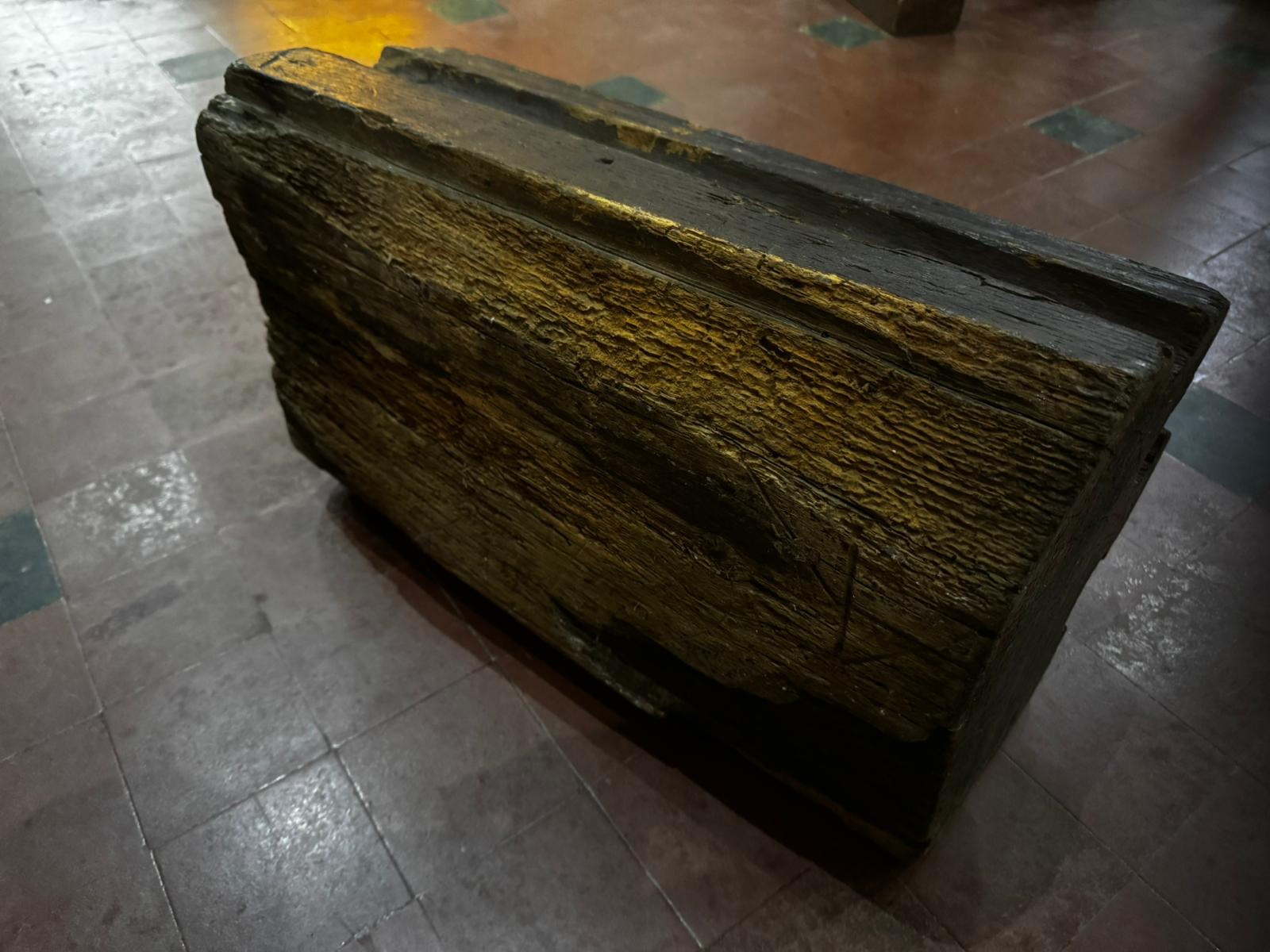 A plain carved section of oak likely from a roof truss/support, possibly 16th century or later, - Image 5 of 7