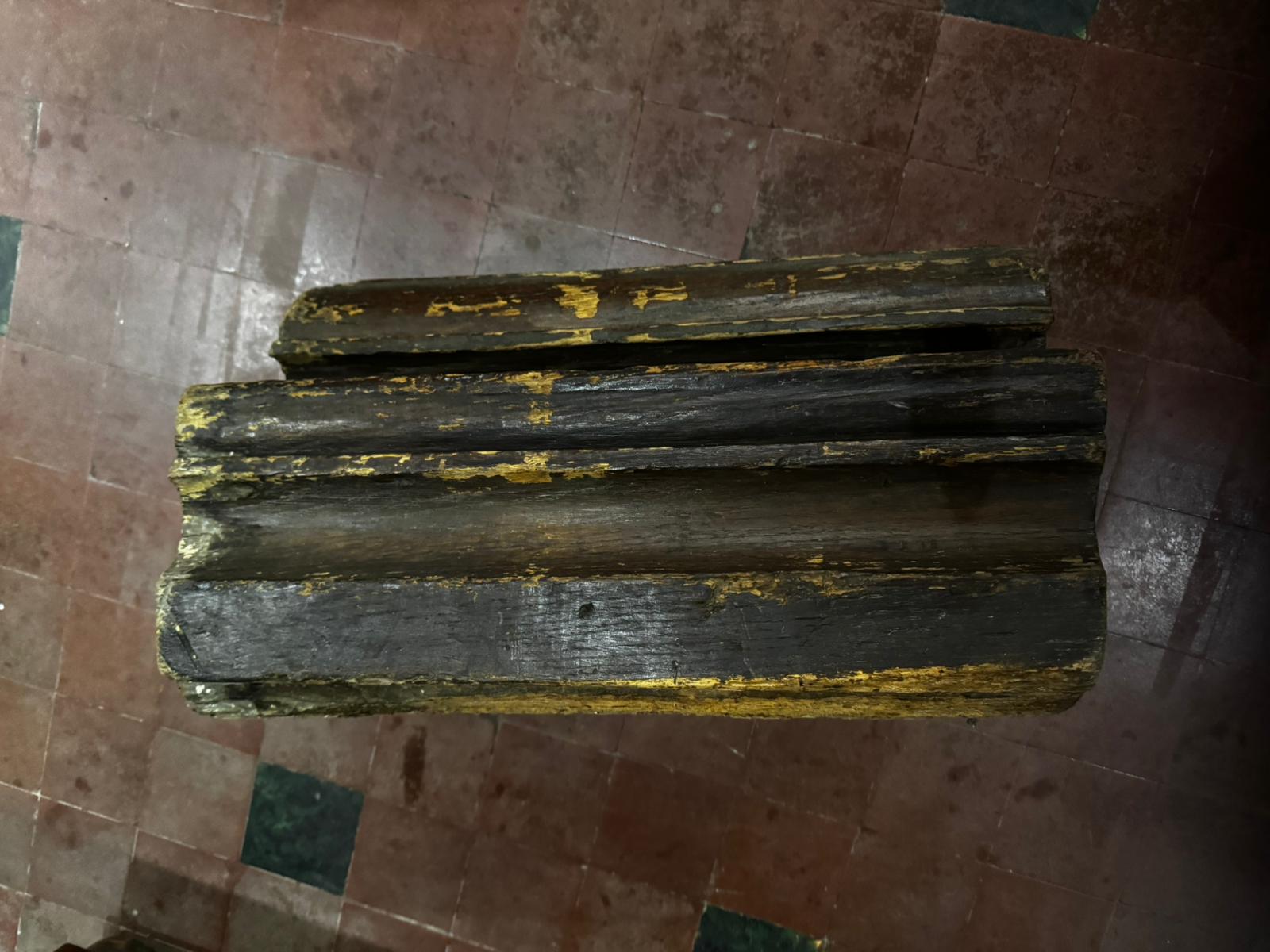 A plain carved section of oak likely from a roof truss/support, possibly 16th century or later, - Image 6 of 7