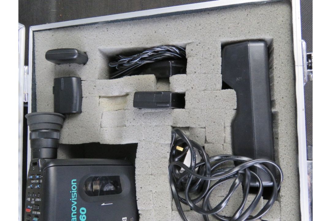 A Canon 8mm Video Camcorder with accessories in flight case. - Image 3 of 6
