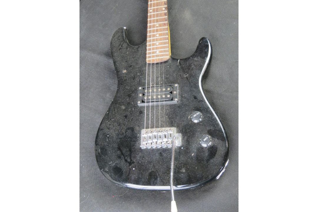 An Encore guitar. Disclaimer: electrical items are sold as untested and without guarantee. - Image 3 of 4