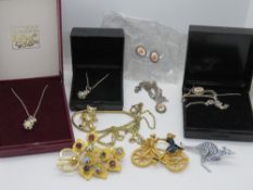 A small quantity of assorted silver and costume jewellery.