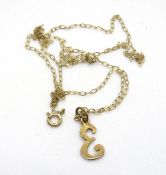 A 9ct gold E pendant on chain, 0.7g.