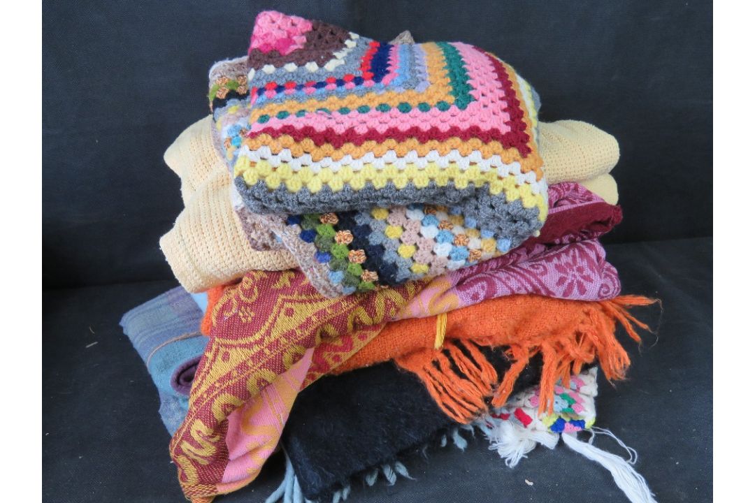 A quantity of assorted throws including two crochet examples. - Image 1 of 2