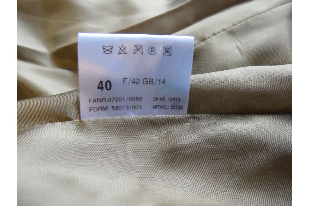 A Basler 61% mohair 32% virgin wool ladies jacket, size GB14. - Image 4 of 5