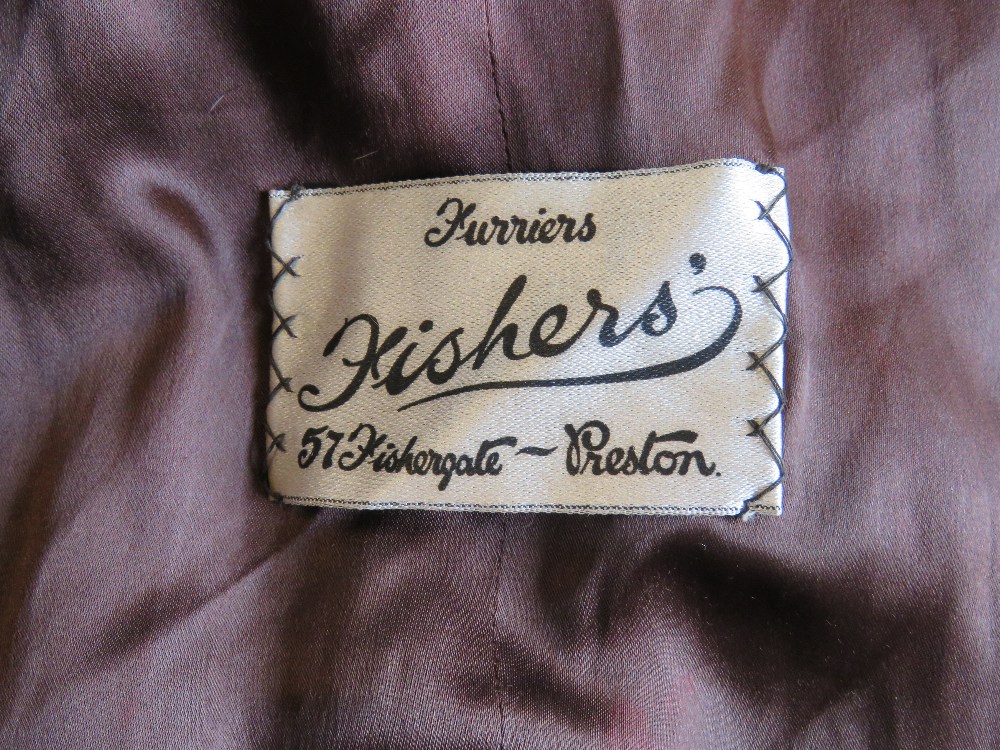 A ladies vintage fur coat. - Image 5 of 5