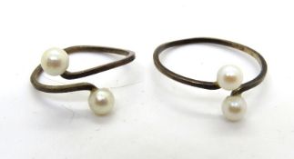 A pair of 8ct gold and pearl rings, total weight 2.1g.