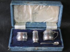 A hallmarked silver cruet set by Walker and Hall in original box, box a/f, 73.7g / 2.38ozt.