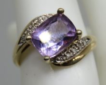 A 9ct gold ring having central rectangular cut amethyst, hallmarked, 2.5g, size K.