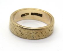 A 9ct gold ring, hallmarked 375, size P, 5.6g.