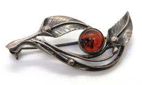 A silver and amber floral brooch, 42cm wide, stamped 925.